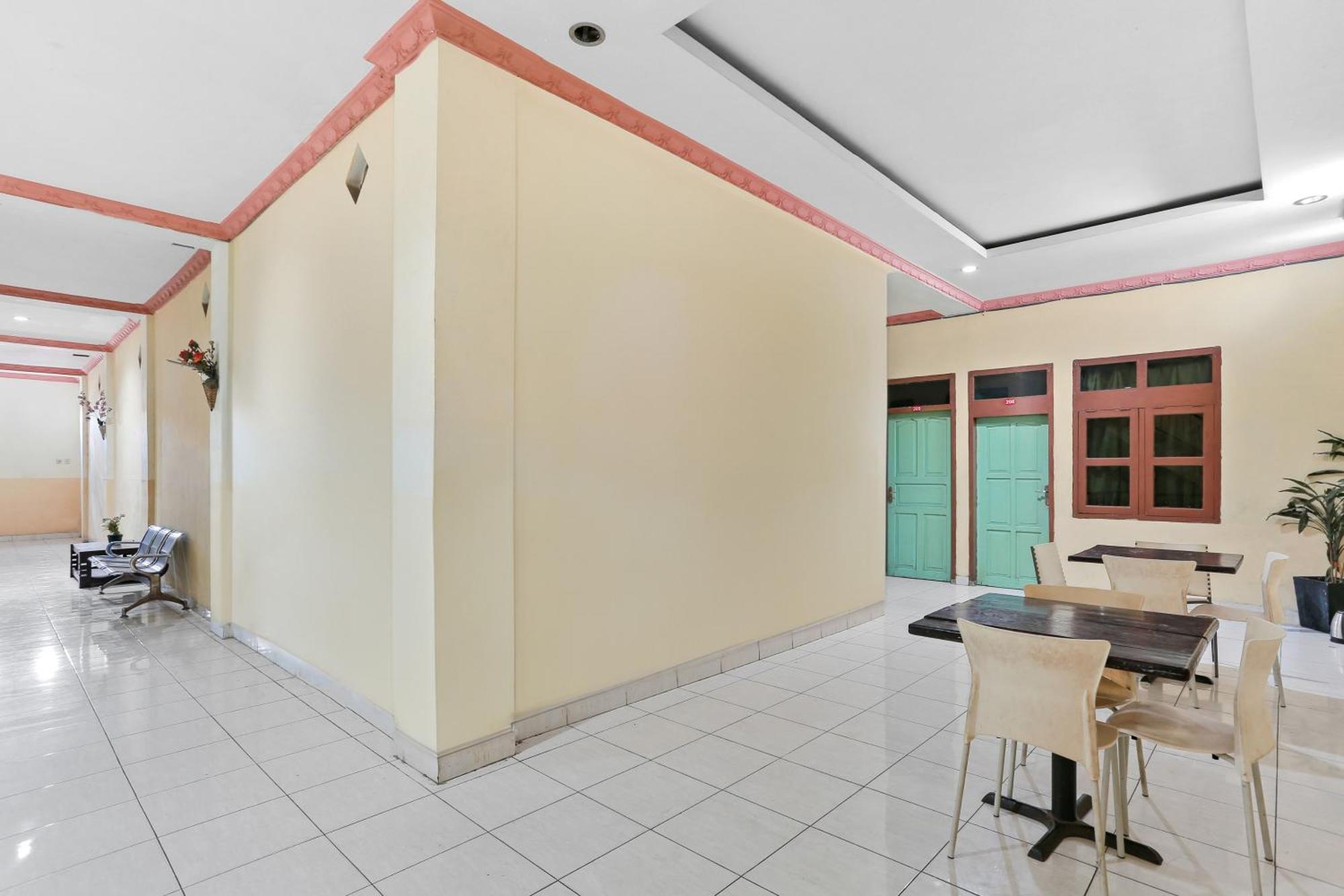 Oyo 93046 Hotel Fortuna Parepare Екстериор снимка