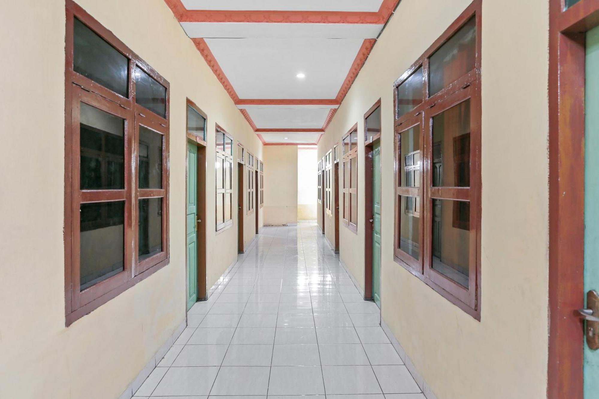 Oyo 93046 Hotel Fortuna Parepare Екстериор снимка