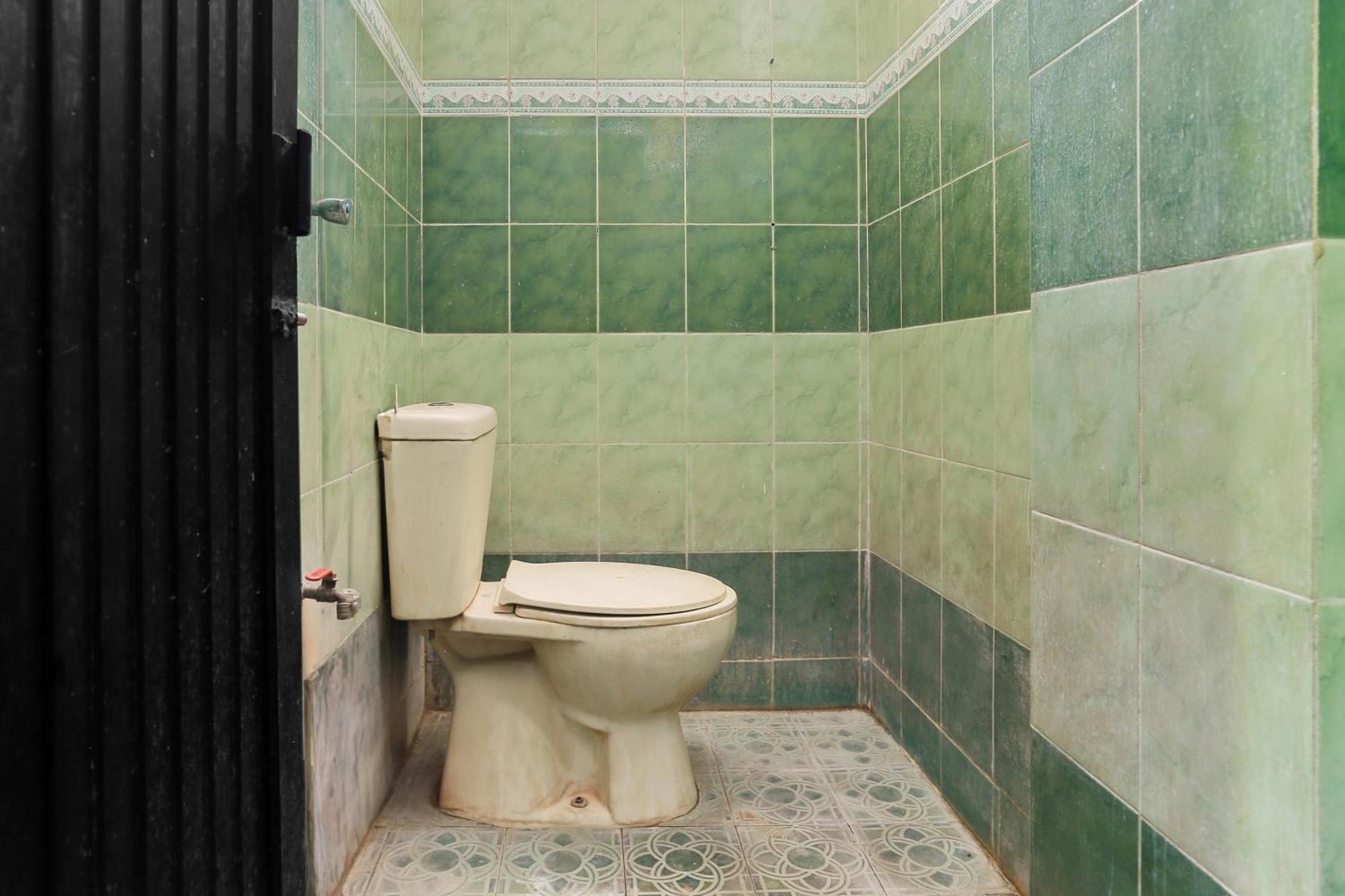 Oyo 93046 Hotel Fortuna Parepare Екстериор снимка