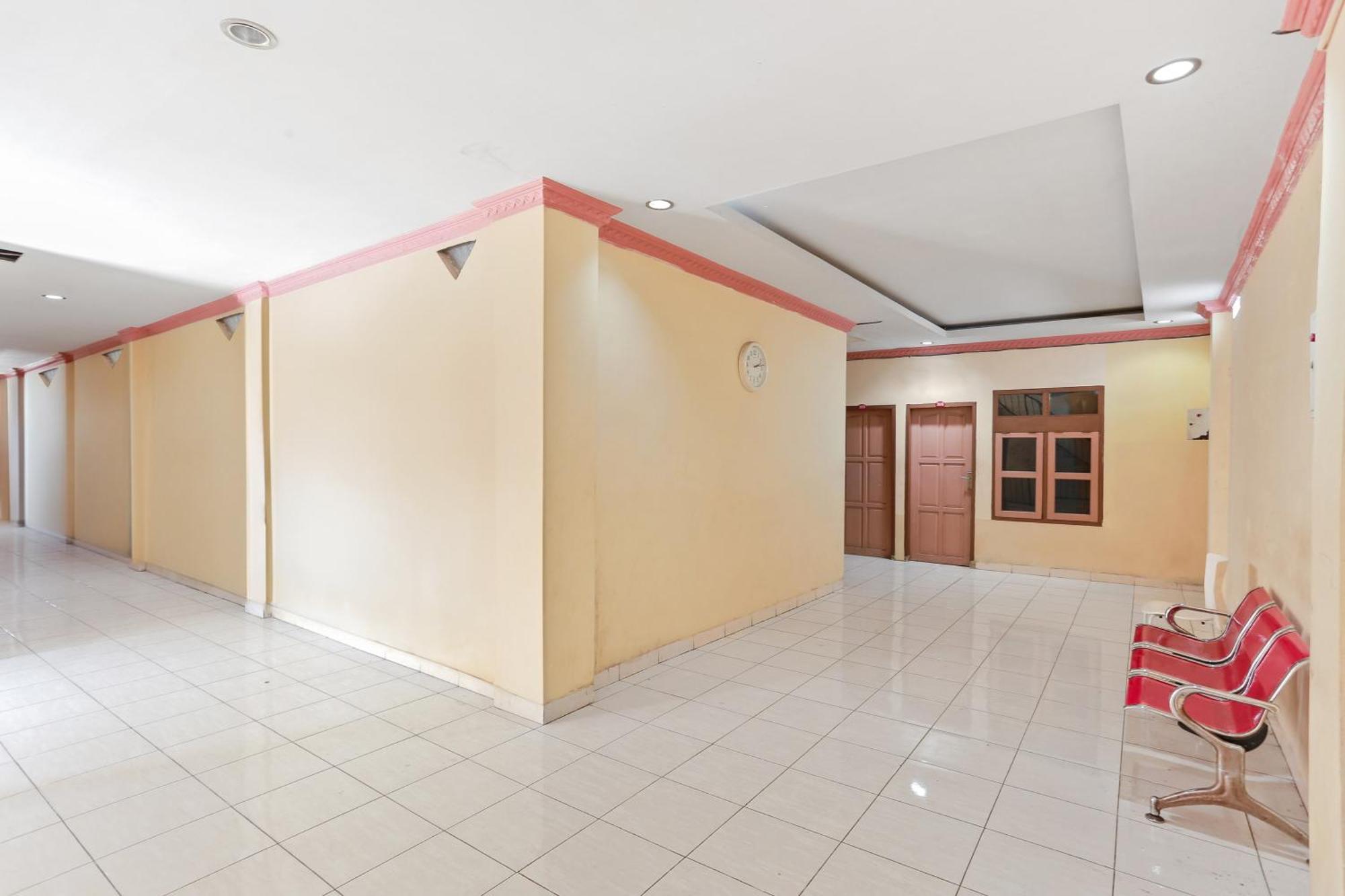 Oyo 93046 Hotel Fortuna Parepare Екстериор снимка
