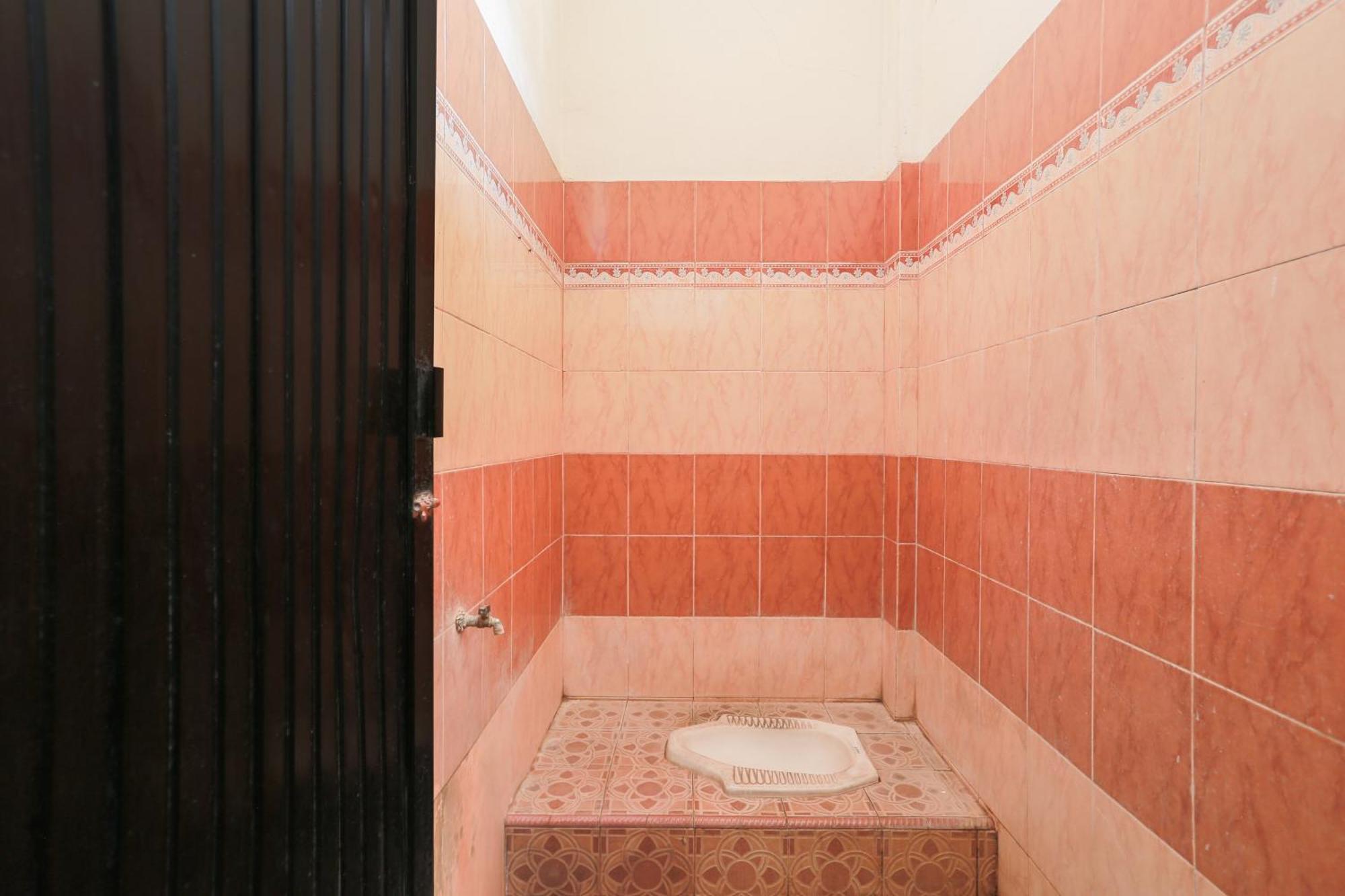 Oyo 93046 Hotel Fortuna Parepare Екстериор снимка