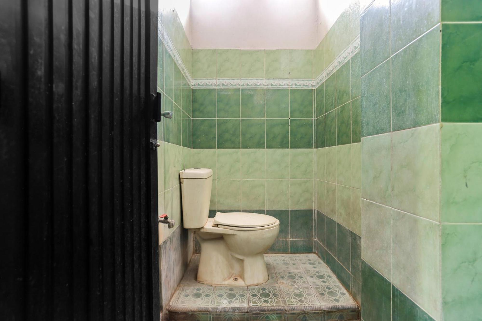 Oyo 93046 Hotel Fortuna Parepare Екстериор снимка